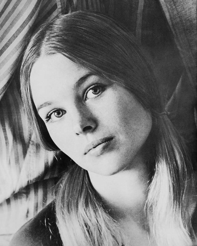 Young Michelle Phillips: Gorgeous Photos Of Californian Dreamgirl From 1960s and 1970s Music