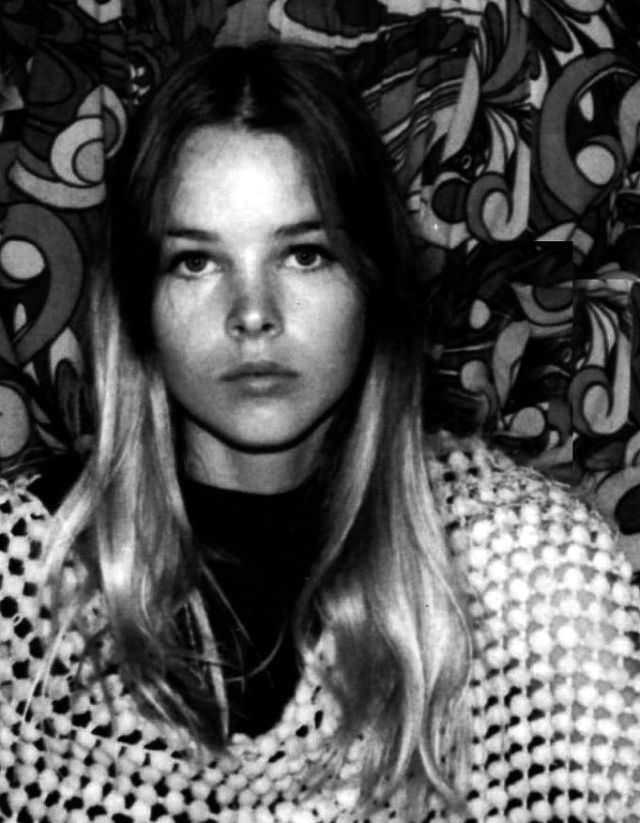 Young Michelle Phillips: Gorgeous Photos Of Californian Dreamgirl From 1960s and 1970s Music