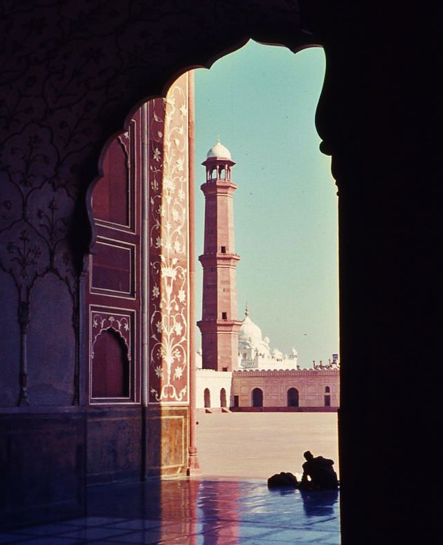 #28 Badshahi Mosque with the tomb of Ranjit Singh in the distance, Lahore, 1960s