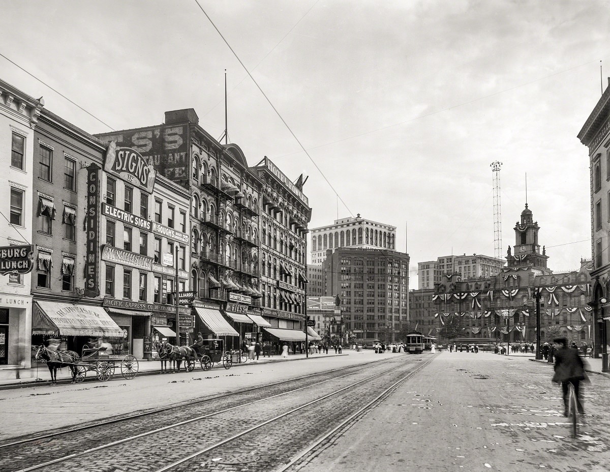 #45 Monroe Avenue and City Hall, Detroit circa 1910.