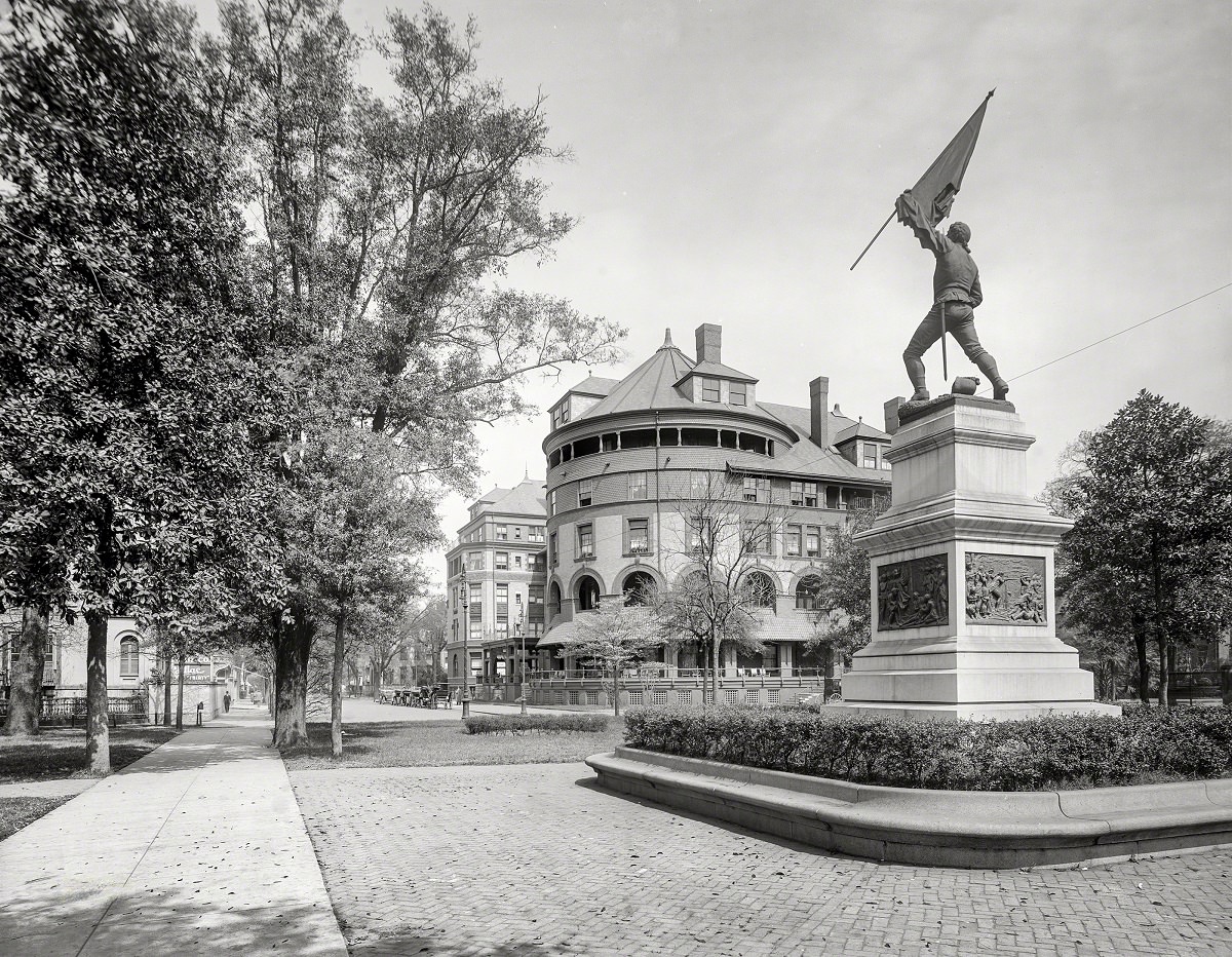 #47 DeSoto Hotel and Jasper monument, Madison Square, Savannah, Georgia, circa 1910.