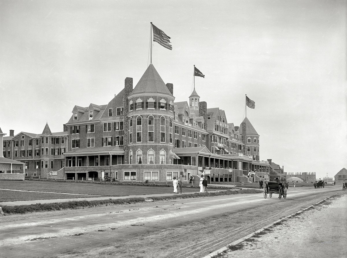 #38 Hotel New Mathewson, Narragansett Pier, Rhode Island, circa 1910.