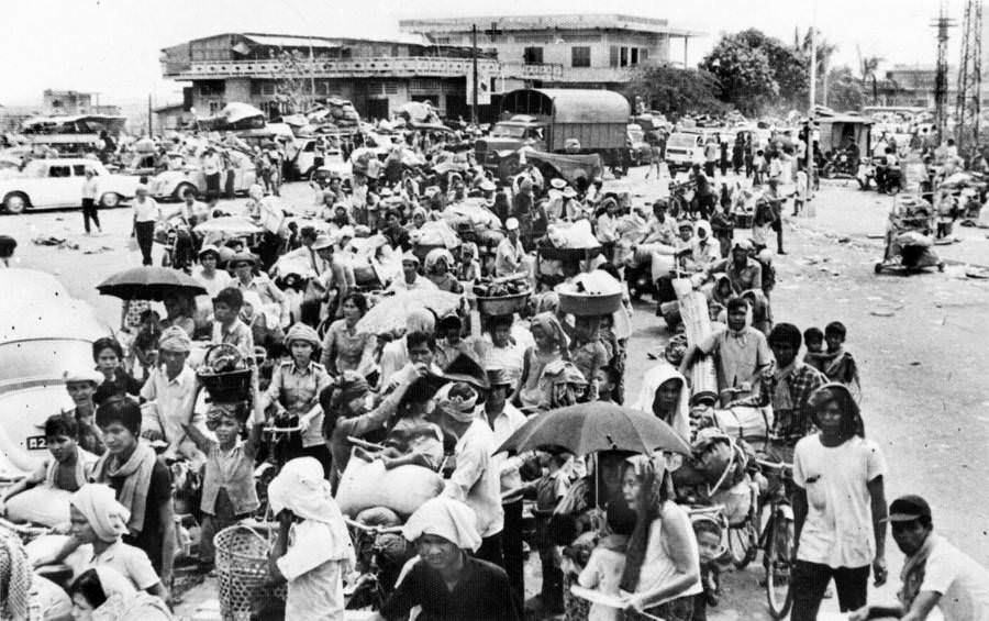 #25 Thousands of refugees prepare to evacuate the capital, fleeing from the Khmer Rouge, 1975