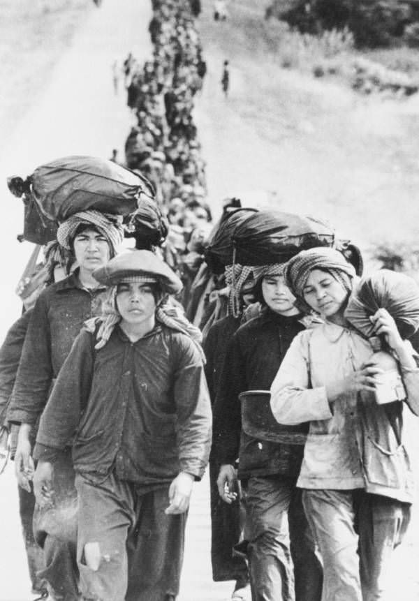 #27 A line of a thousand Cambodian refugees makes it into Thailand, Klong Kwang, Thailand. 1979.