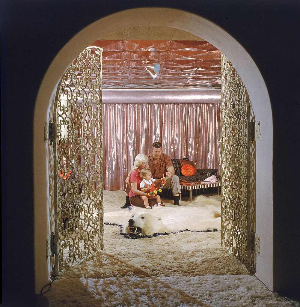 #12 Jayne Mansfield with her son Miklos Hargitay Jr, and husband, Mickey Hargity in their pink palace, 1960s