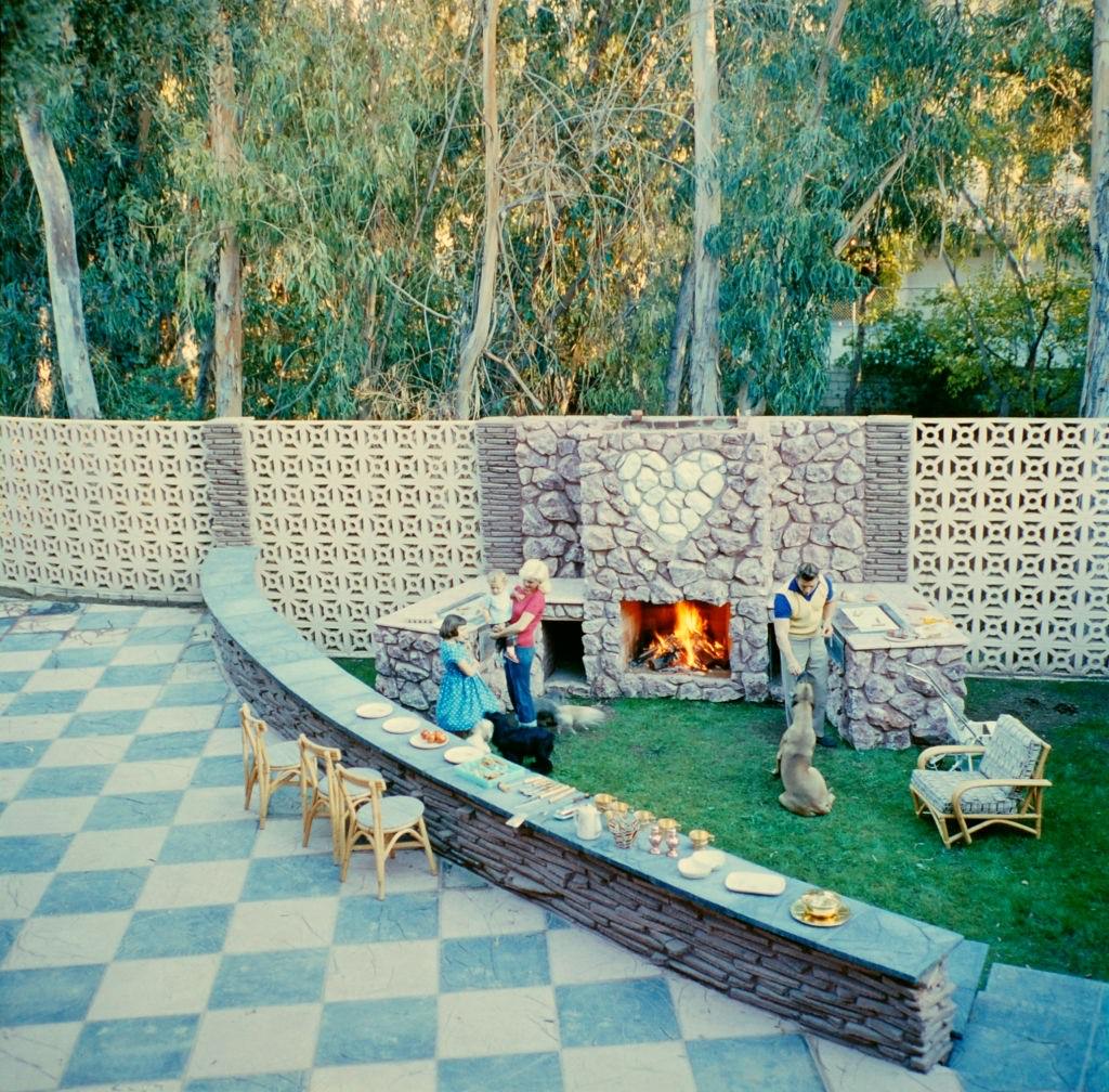 #5 Jayne Mansfield with her husband in backyard of Pink Palace, 1960s