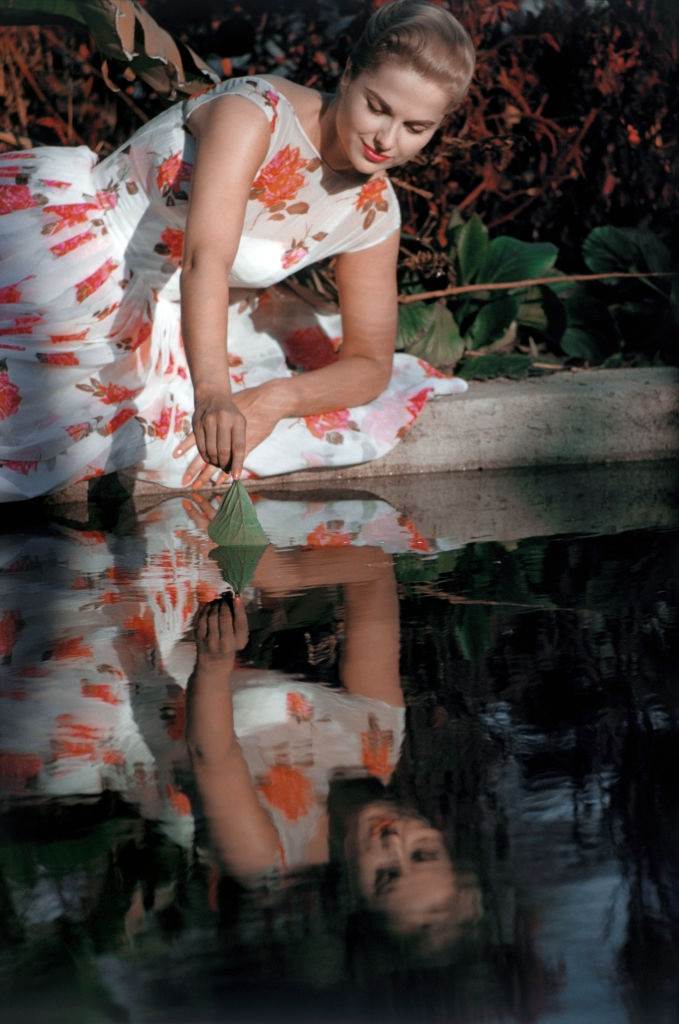 Martha Hyer posign by the pool, 1958