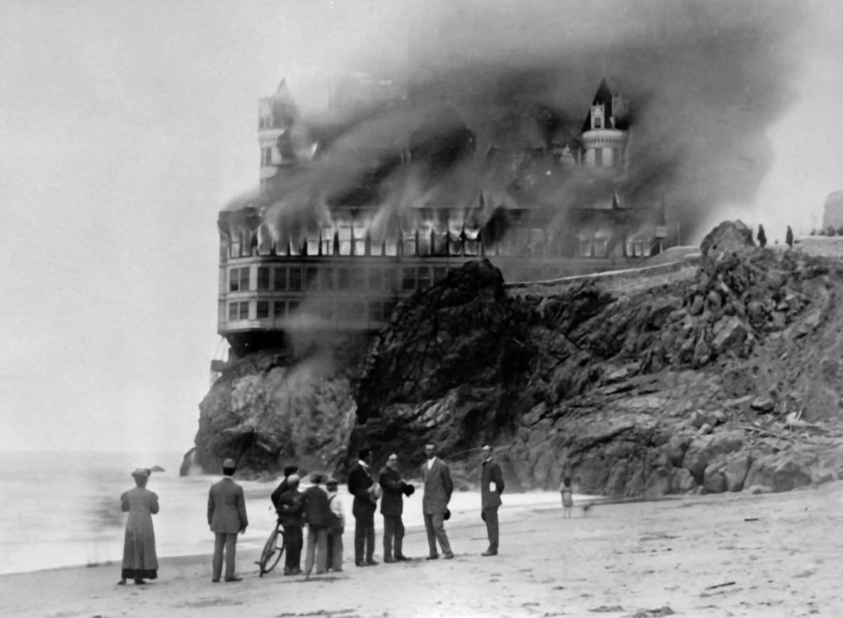 #14 The Cliff House hotel burns, Sep 1, 1907