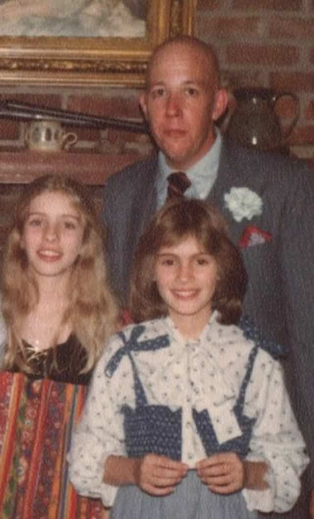 #5 Julia Roberts with her father and sister, 1979