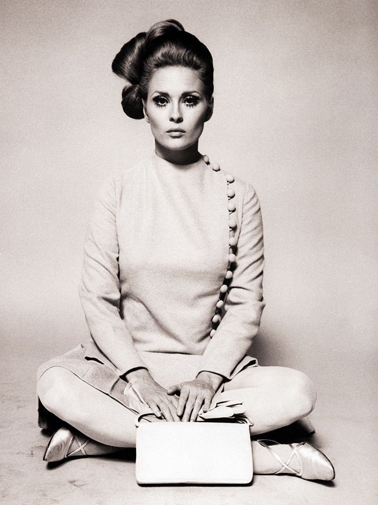 #52 Faye Dunaway wearing a beige broadcloth straitline dress, 1969