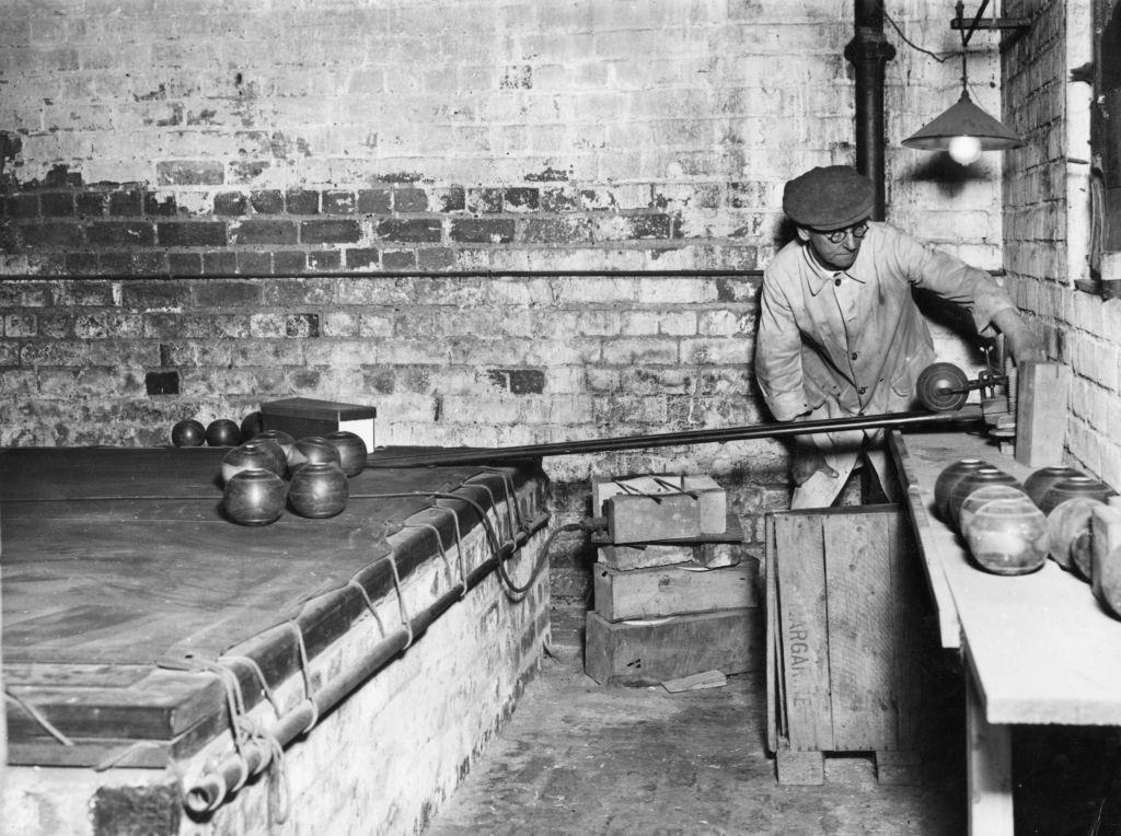 #16 Part of silver plate of the silversmiths of the company Elkington for the ship Queen Mary, Birmingham, 1936.