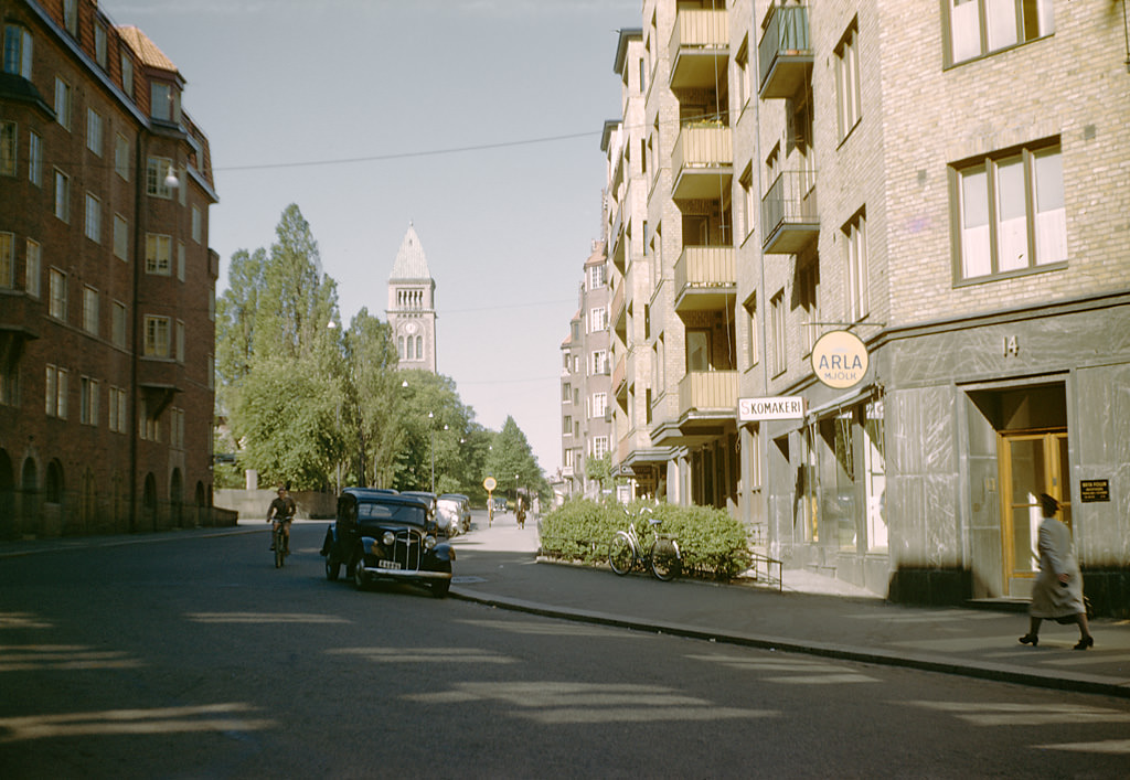 #37 Geijersgatan street in Gothenburg. In the background is Vasa church, 1948