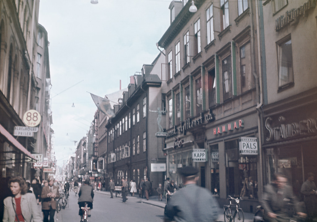 #34 Drottninggatan street, at the junction with Brunkebergsgatan street in Stockholm city, 1944