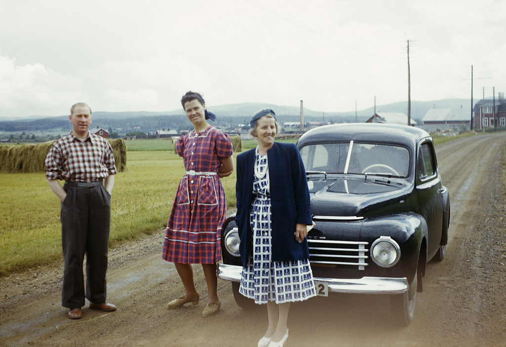 #5 On the way to Norway. Gustaf, Carin, Lilly and a Volvo PV, 1948