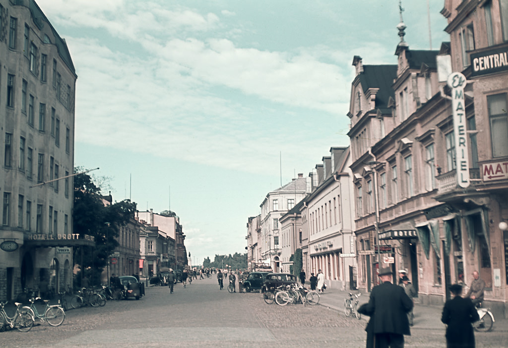 #11 Järnvägsgatan (Railway street) in Karlstad and Hotel Drott to the left, 1943