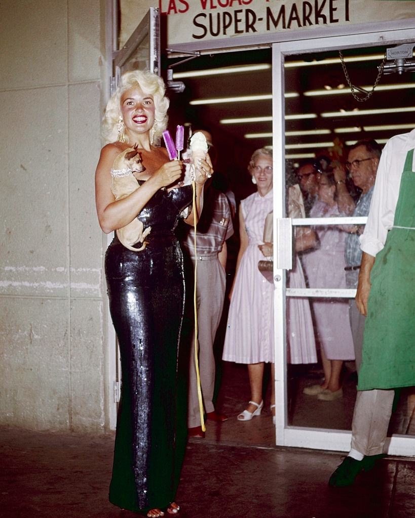 #32 Jayne Mansfield shopping with her dogs at a supermarket in Las Vegas, 1959