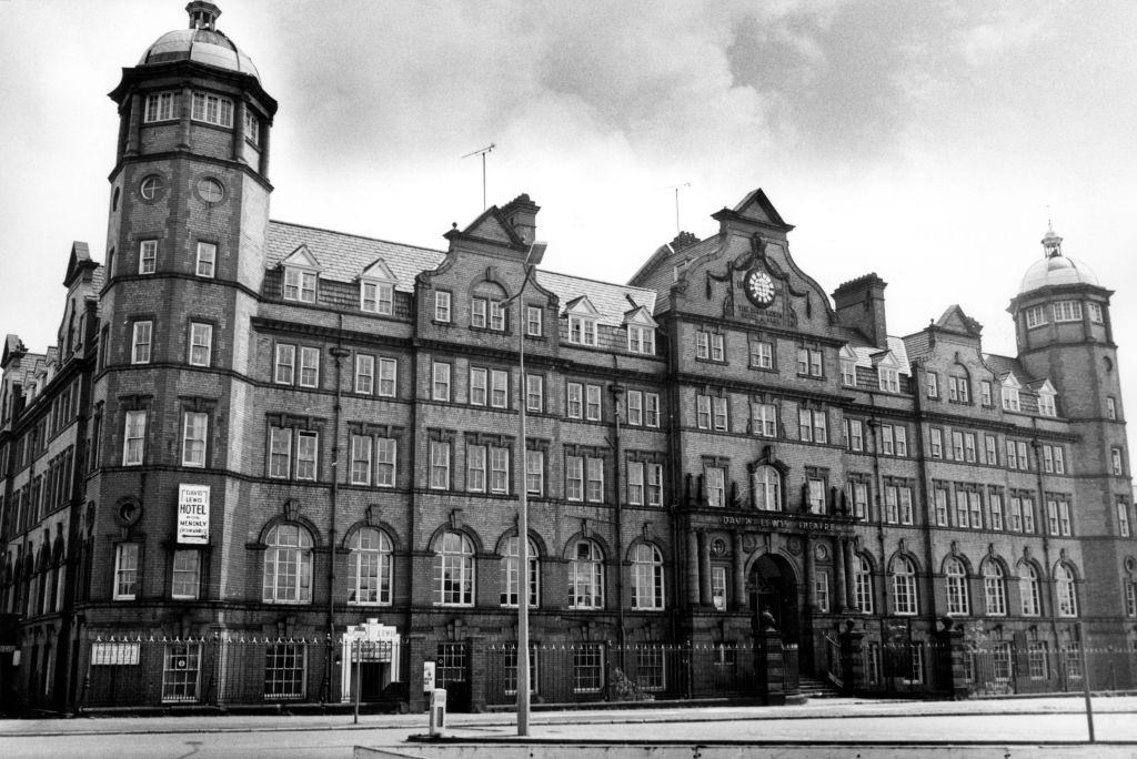 #38 The David Lewis Hotel in Great George Place, 1977.