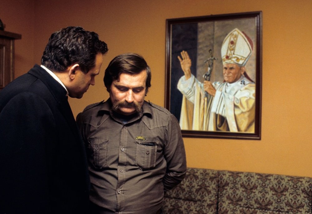 #41 Lech Wałęsa, Pope John Paul II and Fr. Henryk Jankowski at Wałęsa’a home in Gdańsk, 1982.