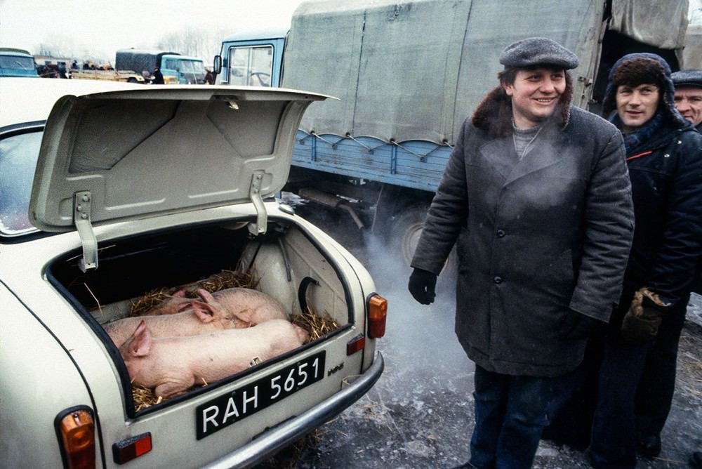#38 Outdoor market in Grójec, during martial law, 1982.