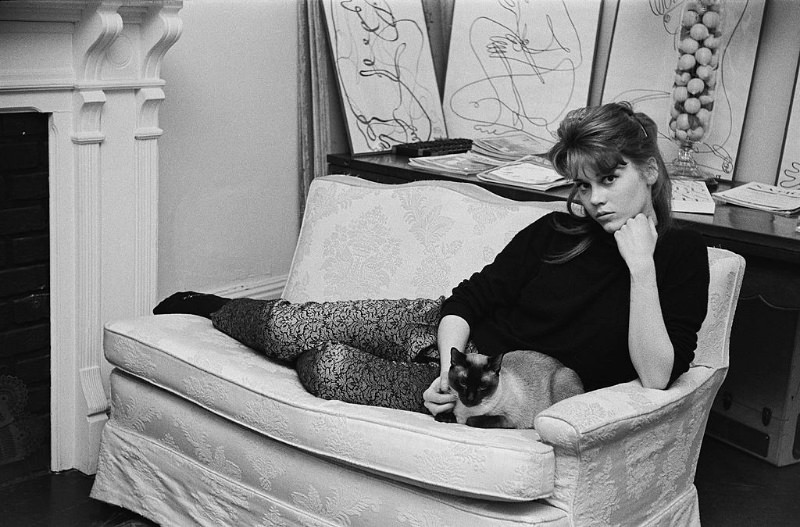 #1 Jane Fonda lying on the sofa with her Siamese cat at her home.