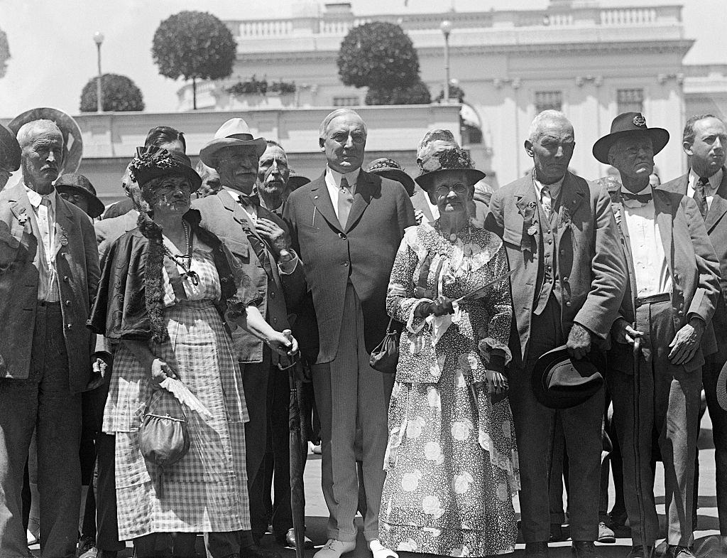 #35 President Harding receives veterans of the Confederate Army who have been attending their annual reunion at Richmond, Va. 1922