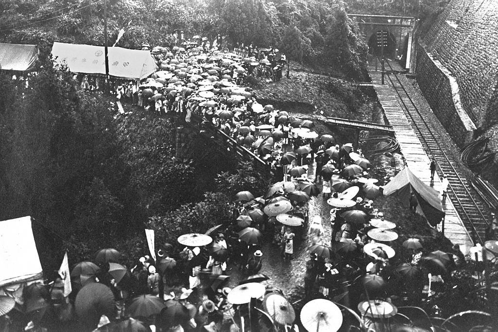 #22 The earthquake survivors walk to cross the mountains to evacuate from Tokyo and Kanagawa.