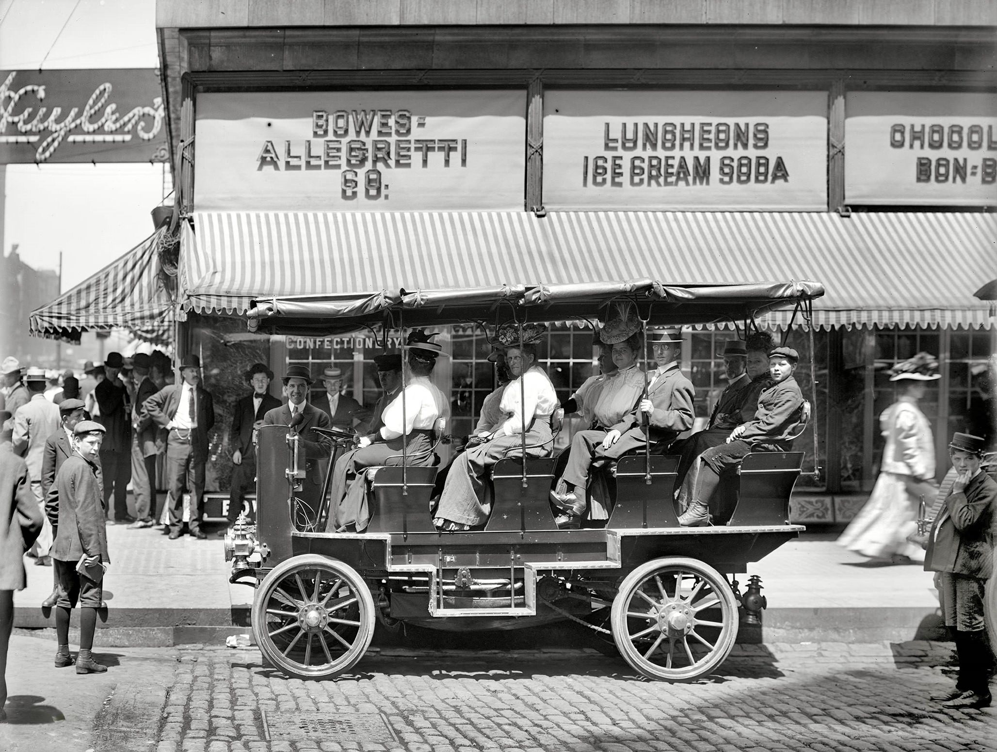 #21 Auto at Monroe Street near State, Chicago, 1908