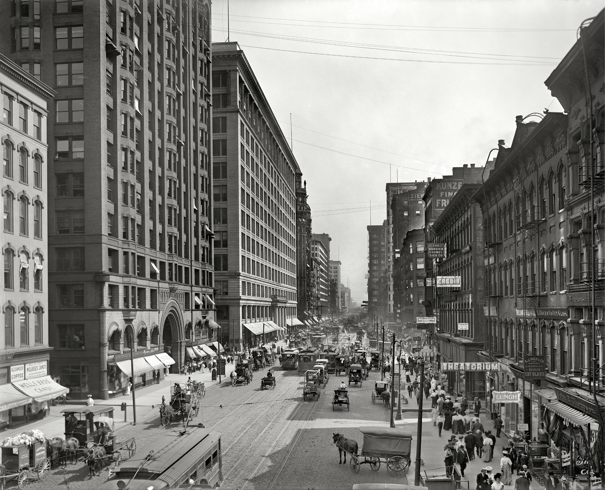 #27 State Street south from Lake Street, Chicago, 1907