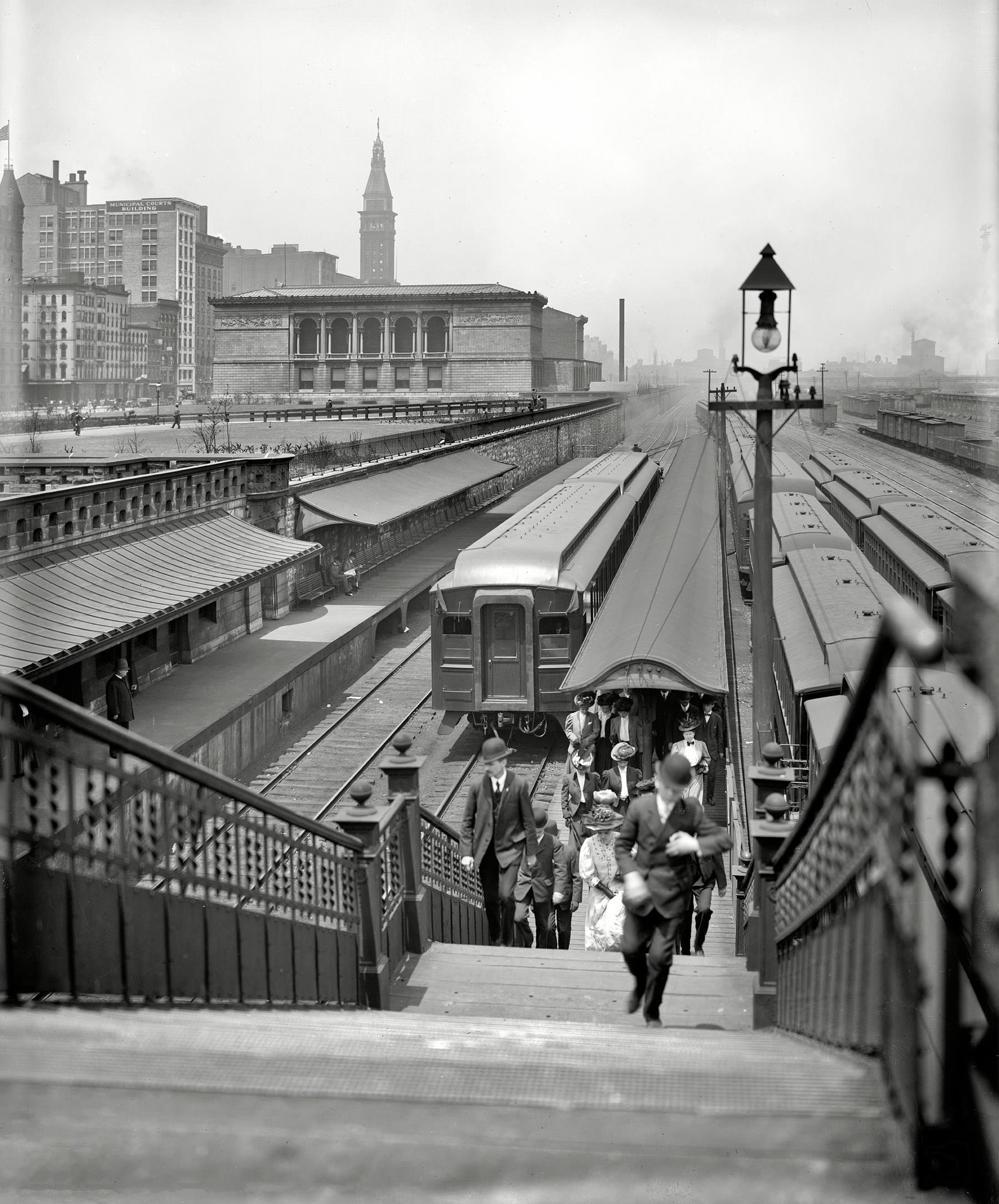 #58 Arriving from the suburbs, Chicago, 1907