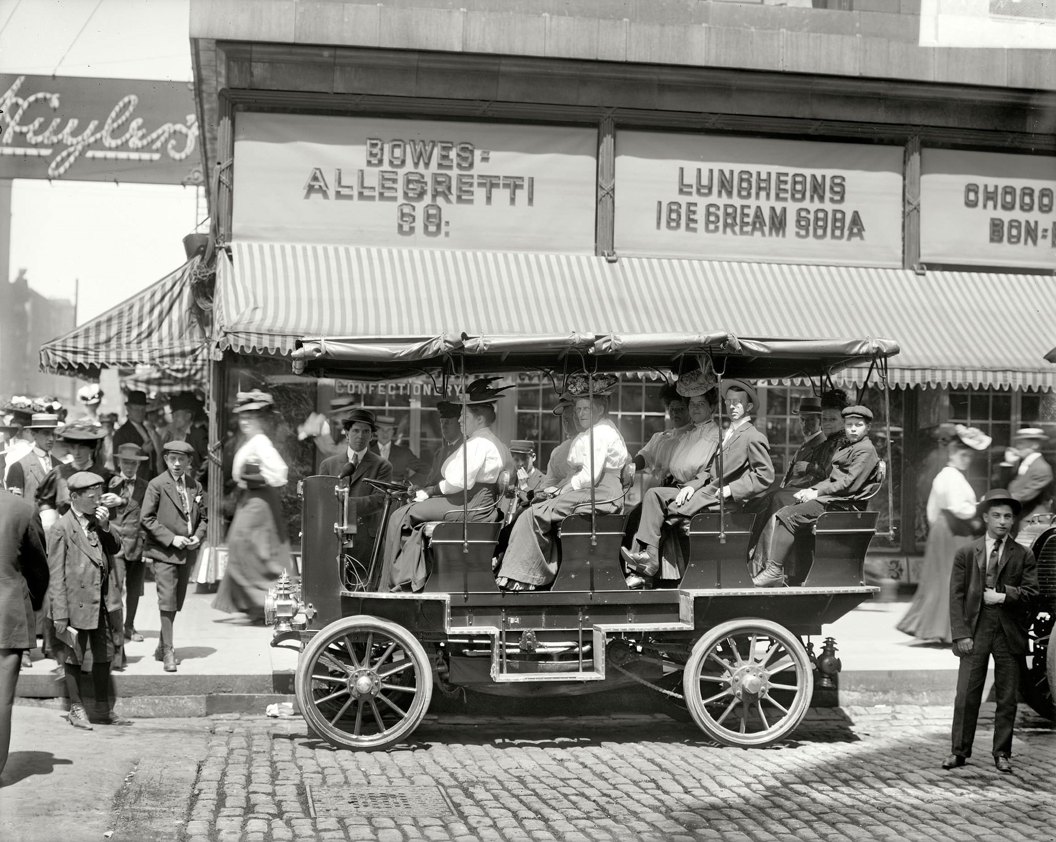 #60 Seeing Chicago, auto at Monroe near State, Chicago, 1908