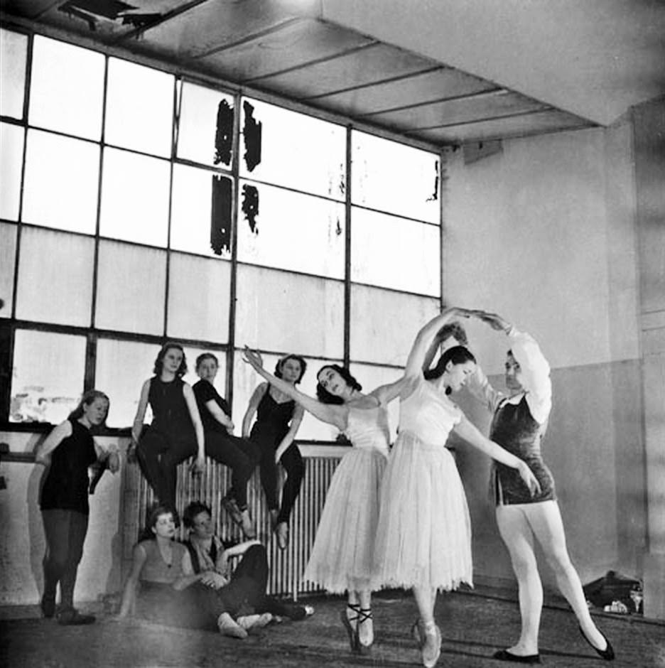 #15 Audrey Hepburn, sitting, far right on the radiator, in the ballet studio of Sonia Gaskell in Zomerdijkstraat, 1945.