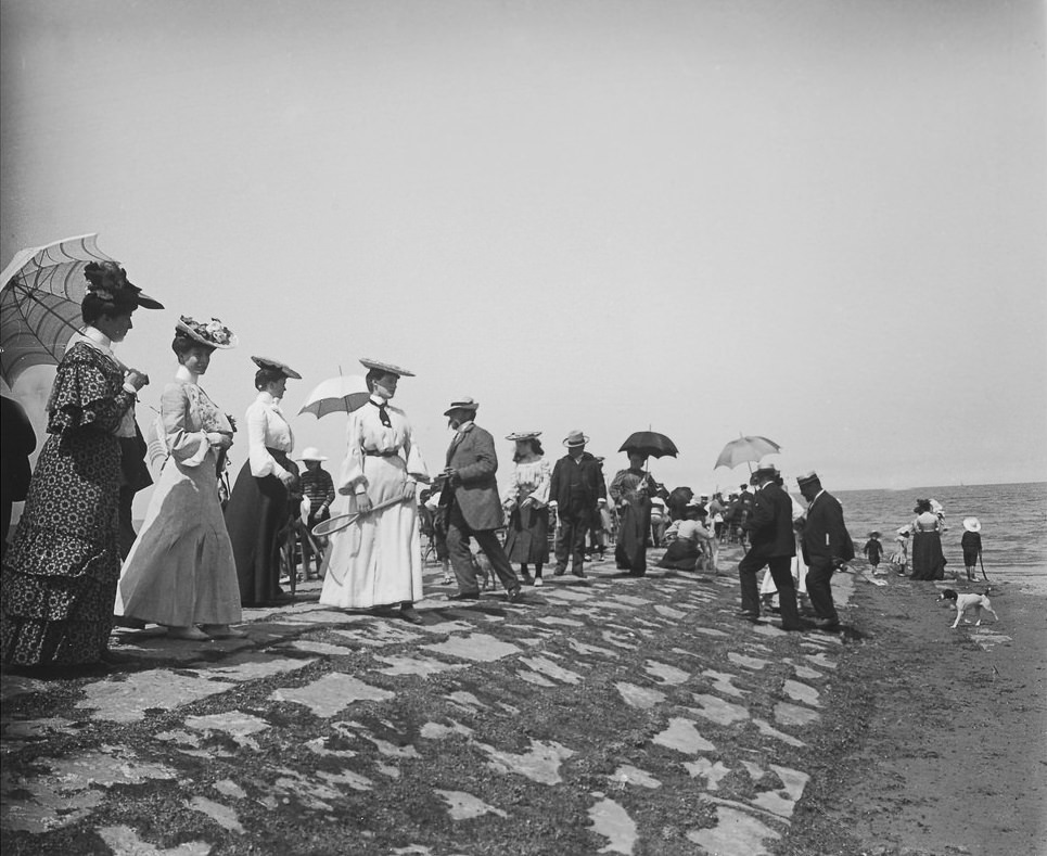 #7 People near the beach in Ostend, 1904