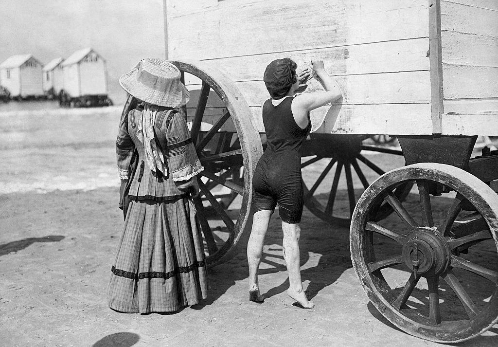 #42 Two women at a beach wagon on the beach in Ostende, 1909.