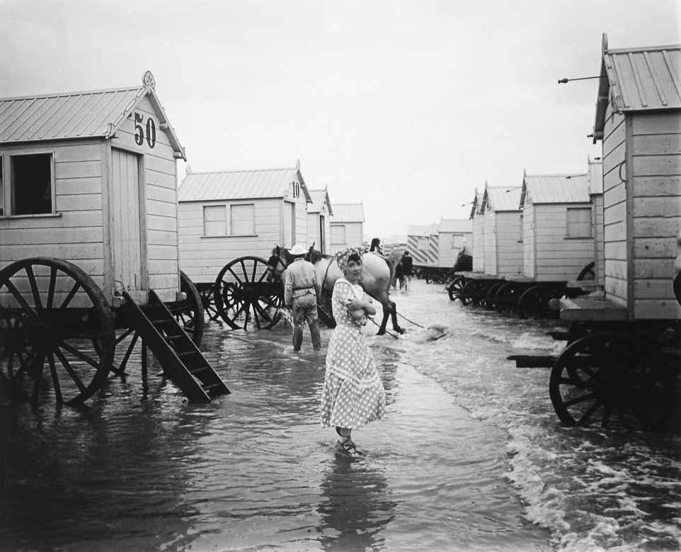 #15 Cold time on the seaside in Blankenberge, Belgium, 1907