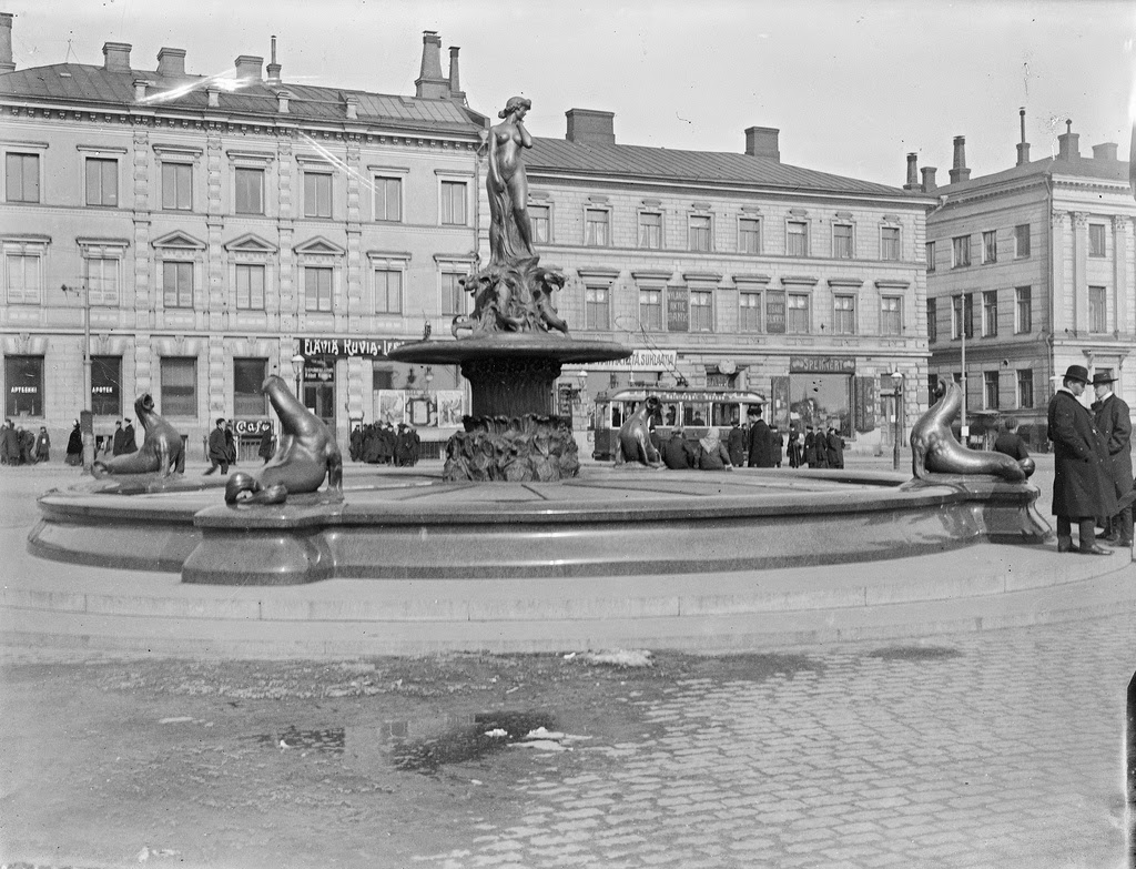 #12 The statue “Havis Amanda” by Ville Wallgren at Helsinki Market Square