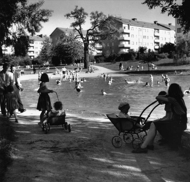 #25 People strolling and swimming at Fredhällsparken.