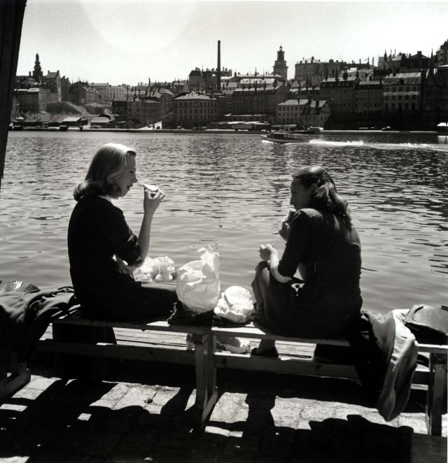 #16 Two office girls having lunch at Riddarfjärden.