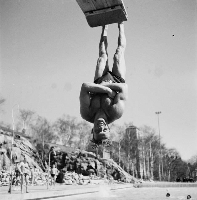 #3 A man hanging upside down from the trampoline in his feet at the Vanadisbadet.