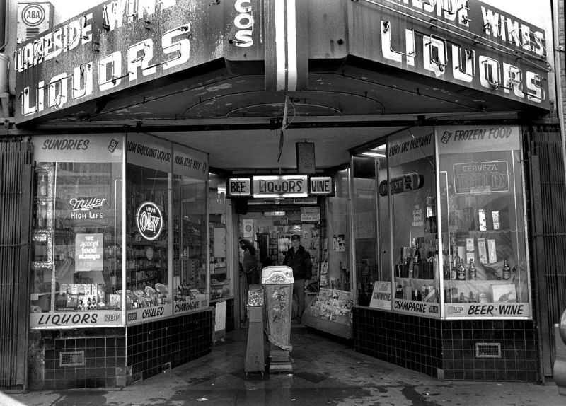 #24 Lakeside Liquors, 2188 Mission Street, Mission district, San Francisco, 1978