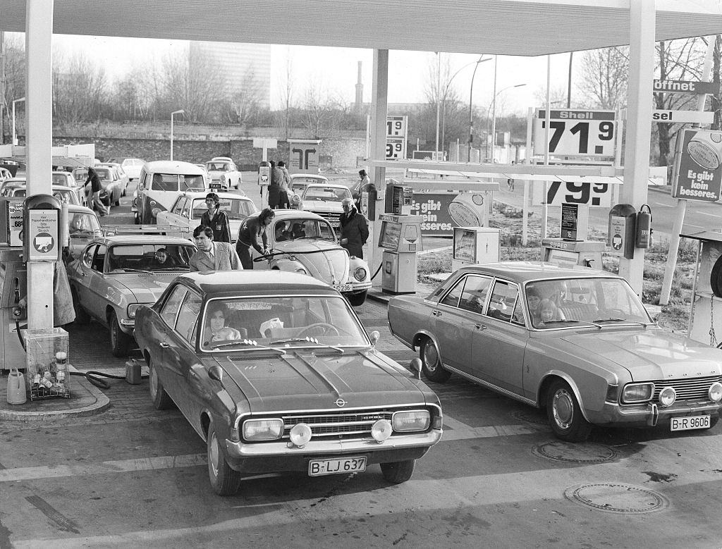 #22 Crowds at a gas station in Berlin during the Oil Crisis, 1973.