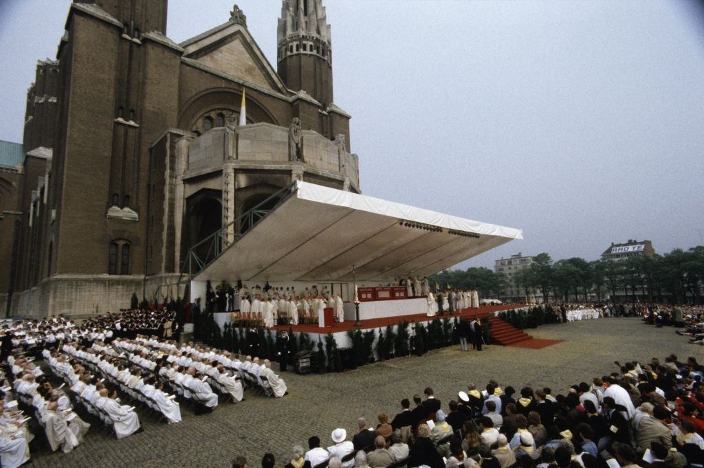 #39 John Paul II celebrates a Eucharistic celebration in Koekelberg, Belgium, May 1985.