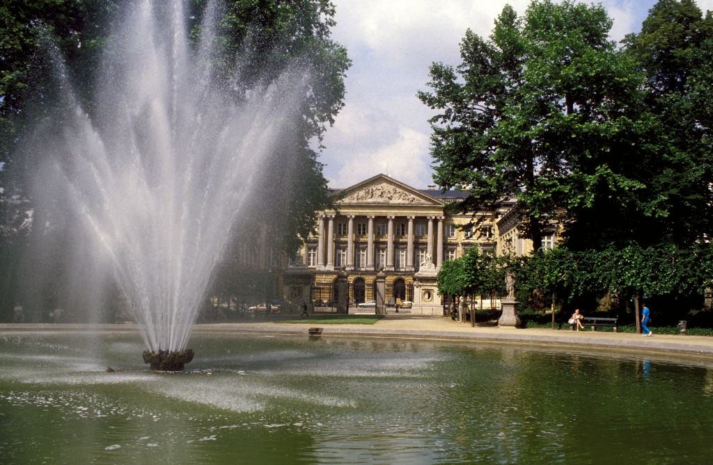 #42 Fountain in front of the Royal Park and the Parliament in Brussels, August 1986.