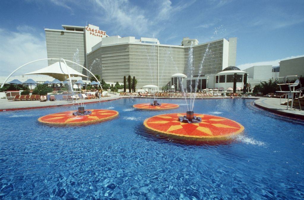#26 Water basin with fountains to the hotel casino Caesars Palace in the gaming paradise Las Vegas, 1981.