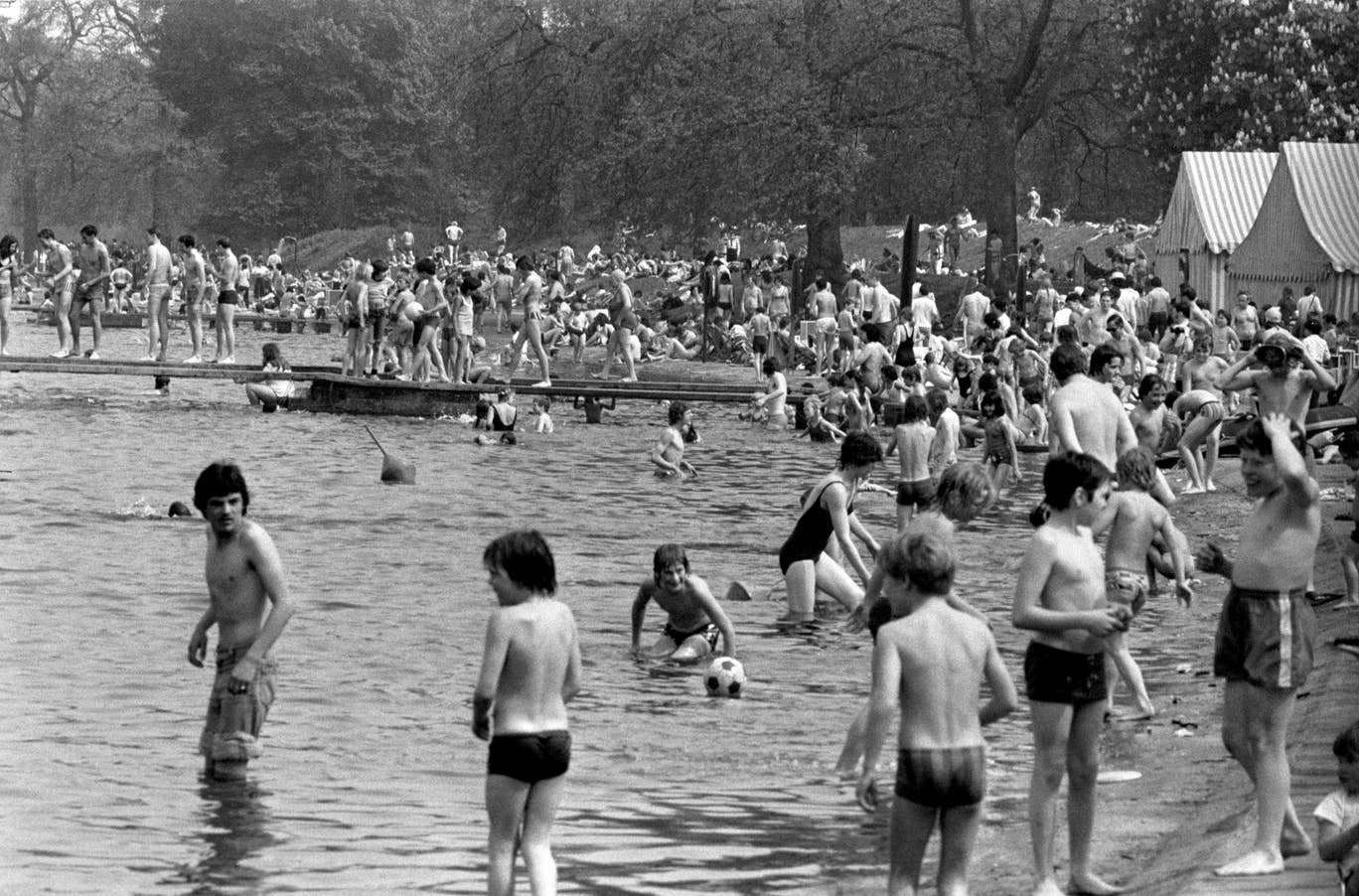 #10 Crowds gather at the Serpentine in Hyde Park