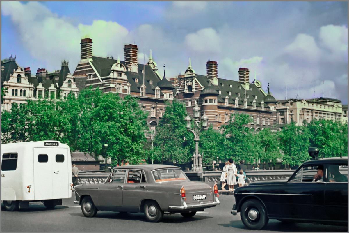 #30 New Scotland Yard with patrol car, London, July 1962