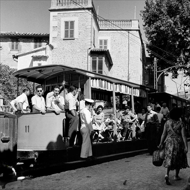#25 People in the tram of Sóller, 1957