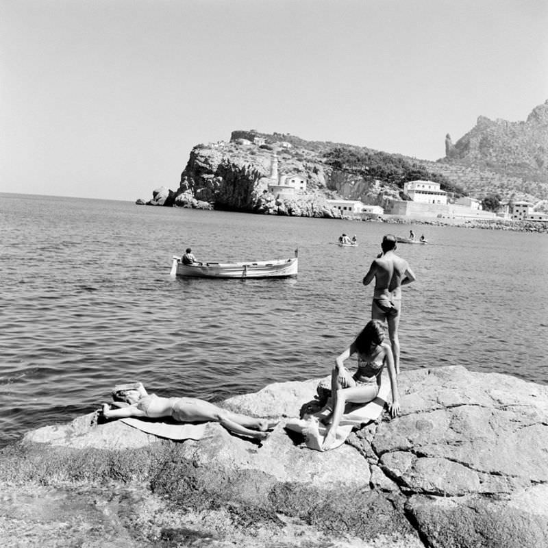 #8 People sunbathing in the port of Sóller, 1957