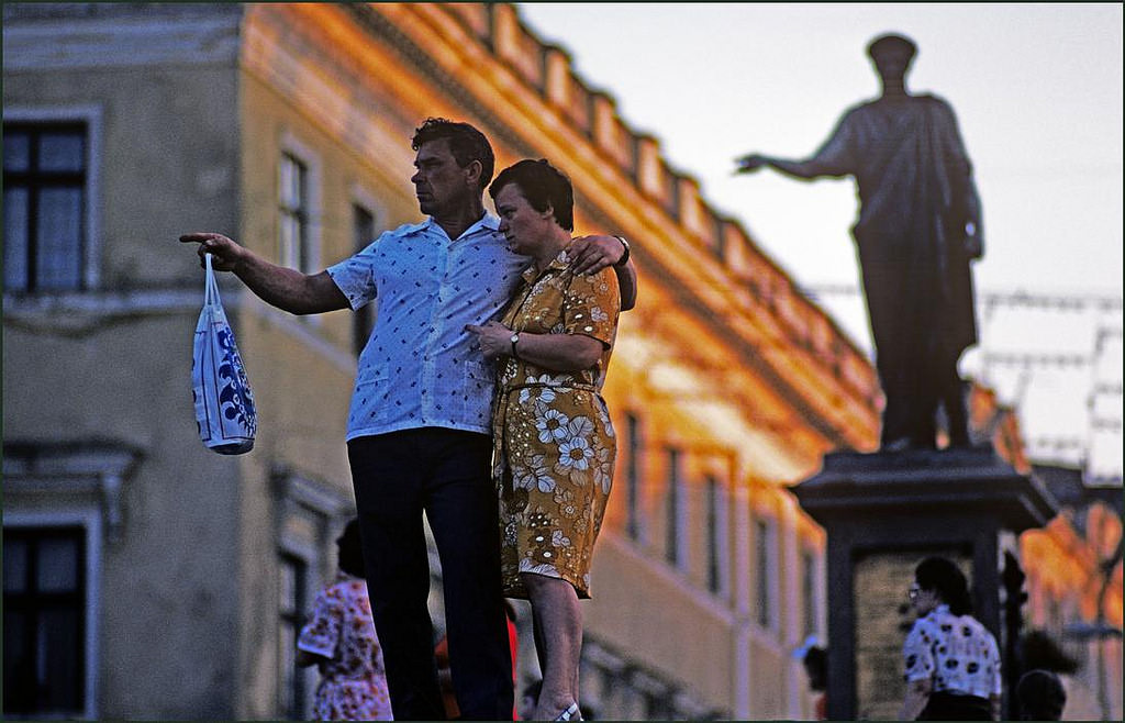 #19 Couple unconsciously duplicate the gesture with their shopping bag of of the statue of Duke Emmanuel de Richelieu at the top of the famous Potemkin Steps.