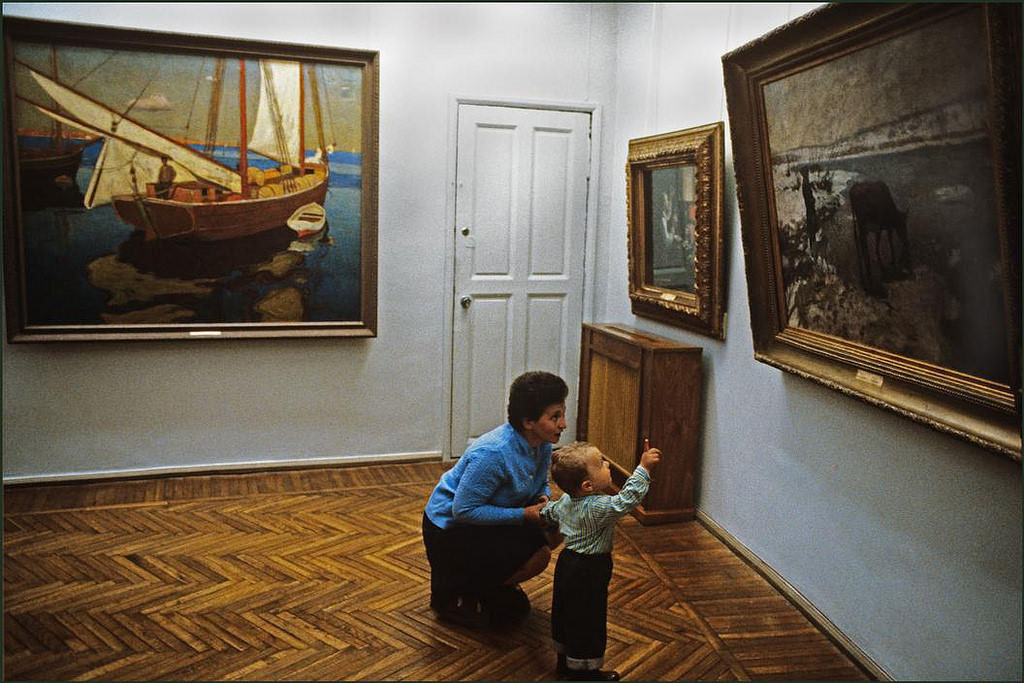#10 A mother explaining to her young son the contents of a painting in the museum.