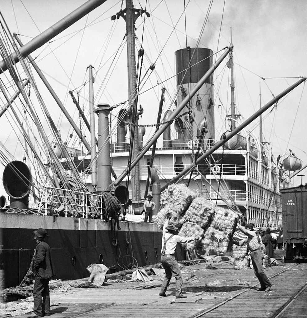 #20 Unloading in the Harbour of Seattle, in the State of Washington, circa 1930.